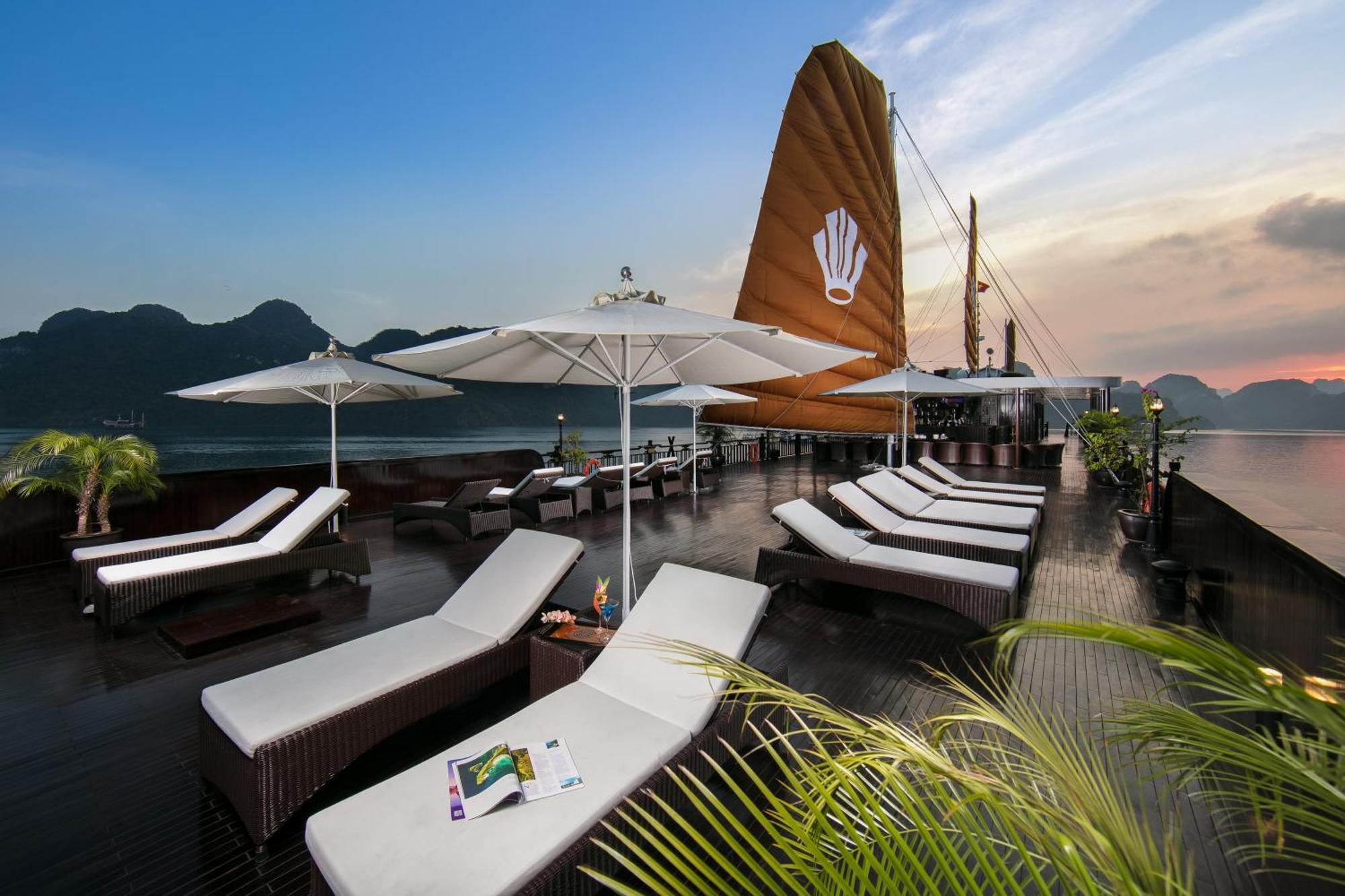 Hotel Genesis Luxury Regal Cruises Ha Long Exterior foto